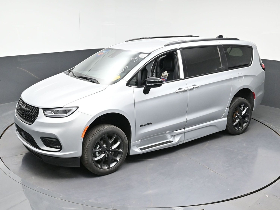 New 2026 Chrysler Pacifica Select Sport - BraunAbility Side Entry In Floor Automatic Ramp