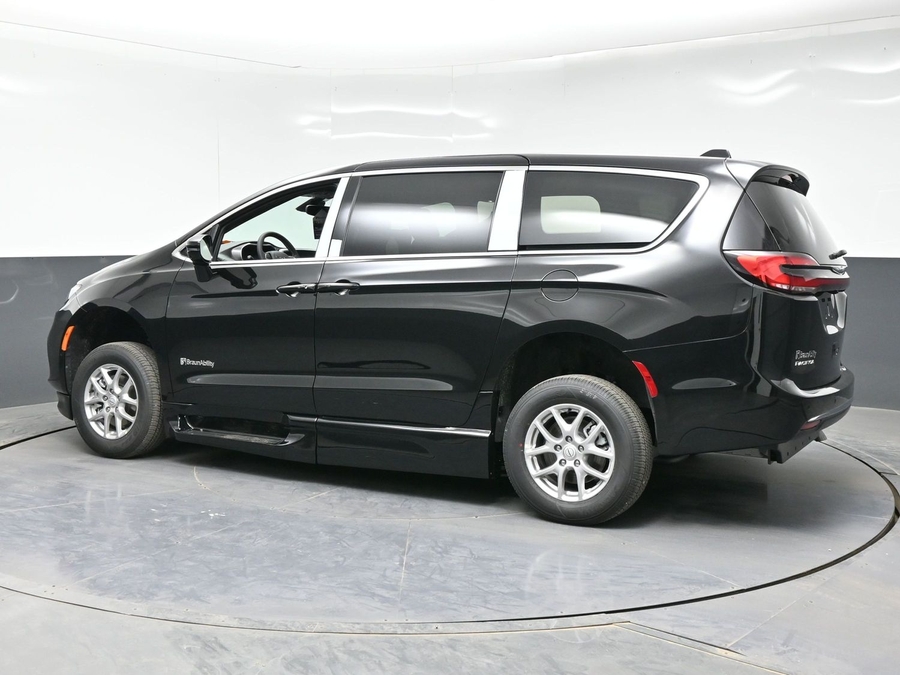 New 2026 Chrysler Pacifica Select Plus - BraunAbility Side Entry Entry Fold Out Automatic Ramp