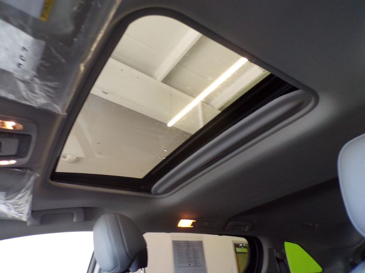 White Toyota Sienna image number 8
