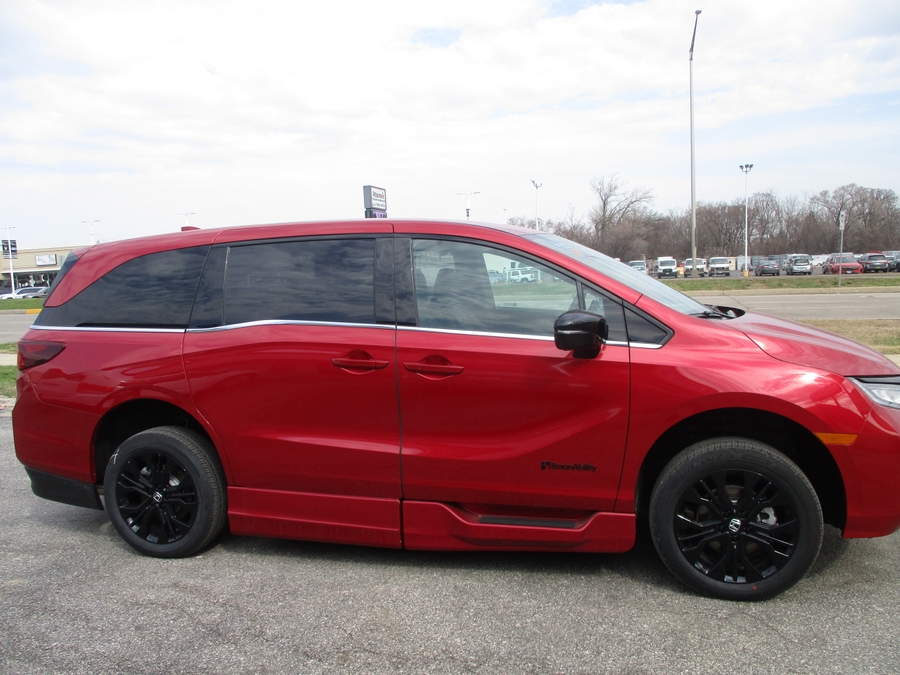 Red Honda Odyssey image number 6