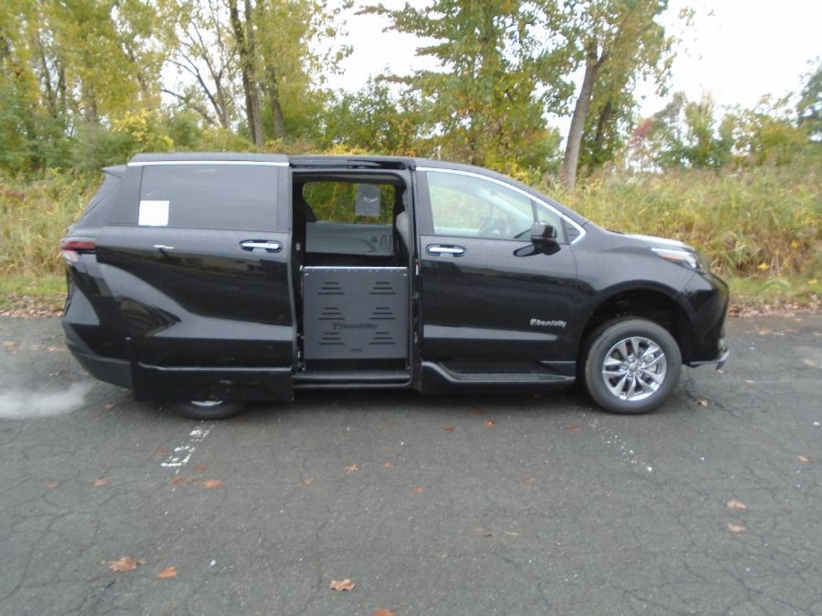 2025 TOYOTA SIENNA - Image 3