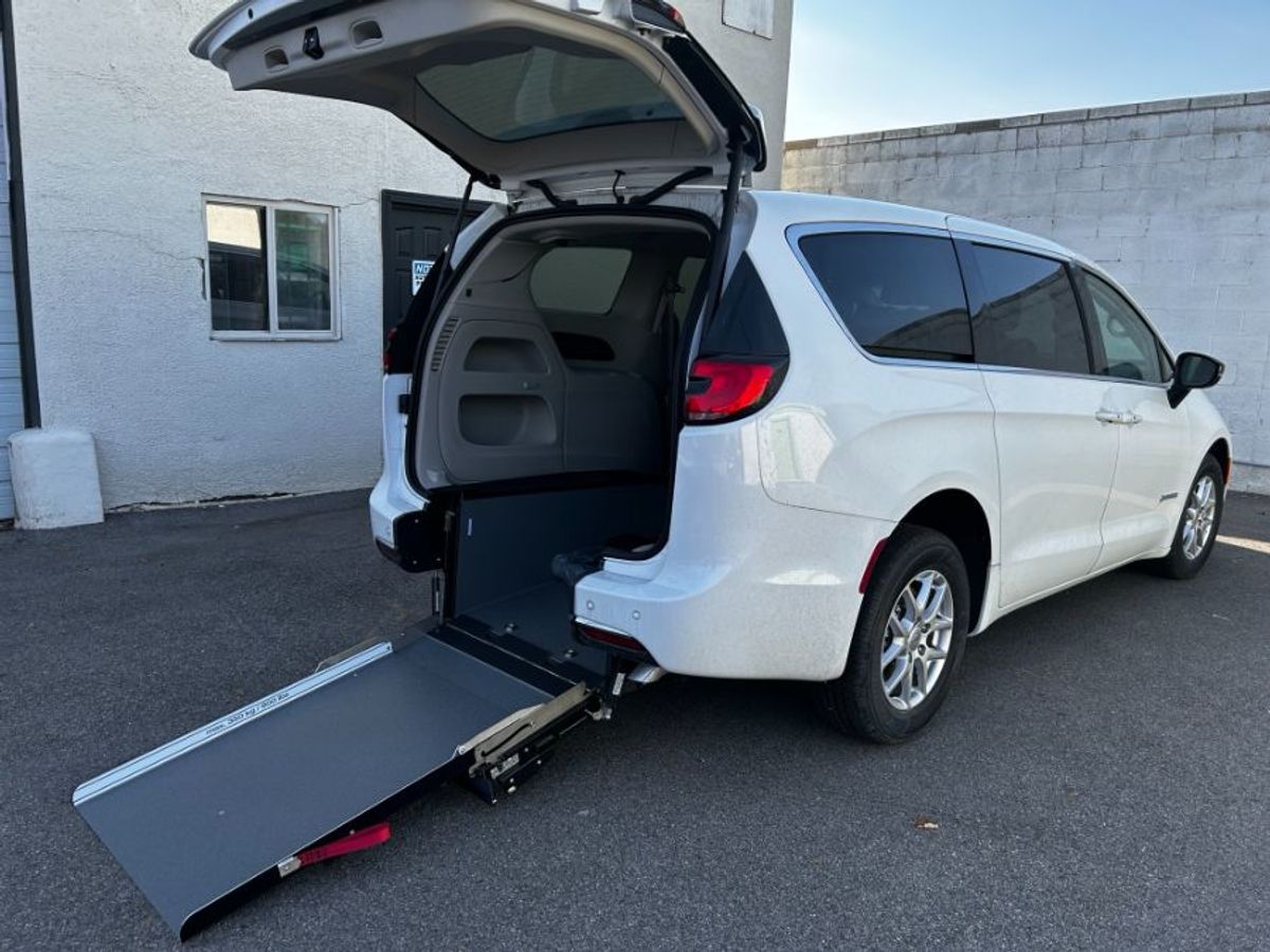 2024 CHRYSLER PACIFICA - Image 11