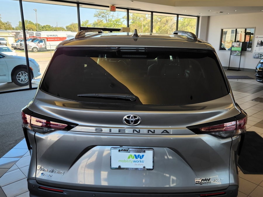 Grey Toyota Sienna image number 3