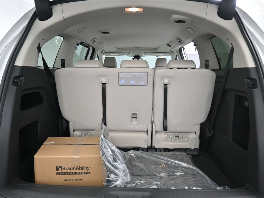 White Honda Odyssey image number 11