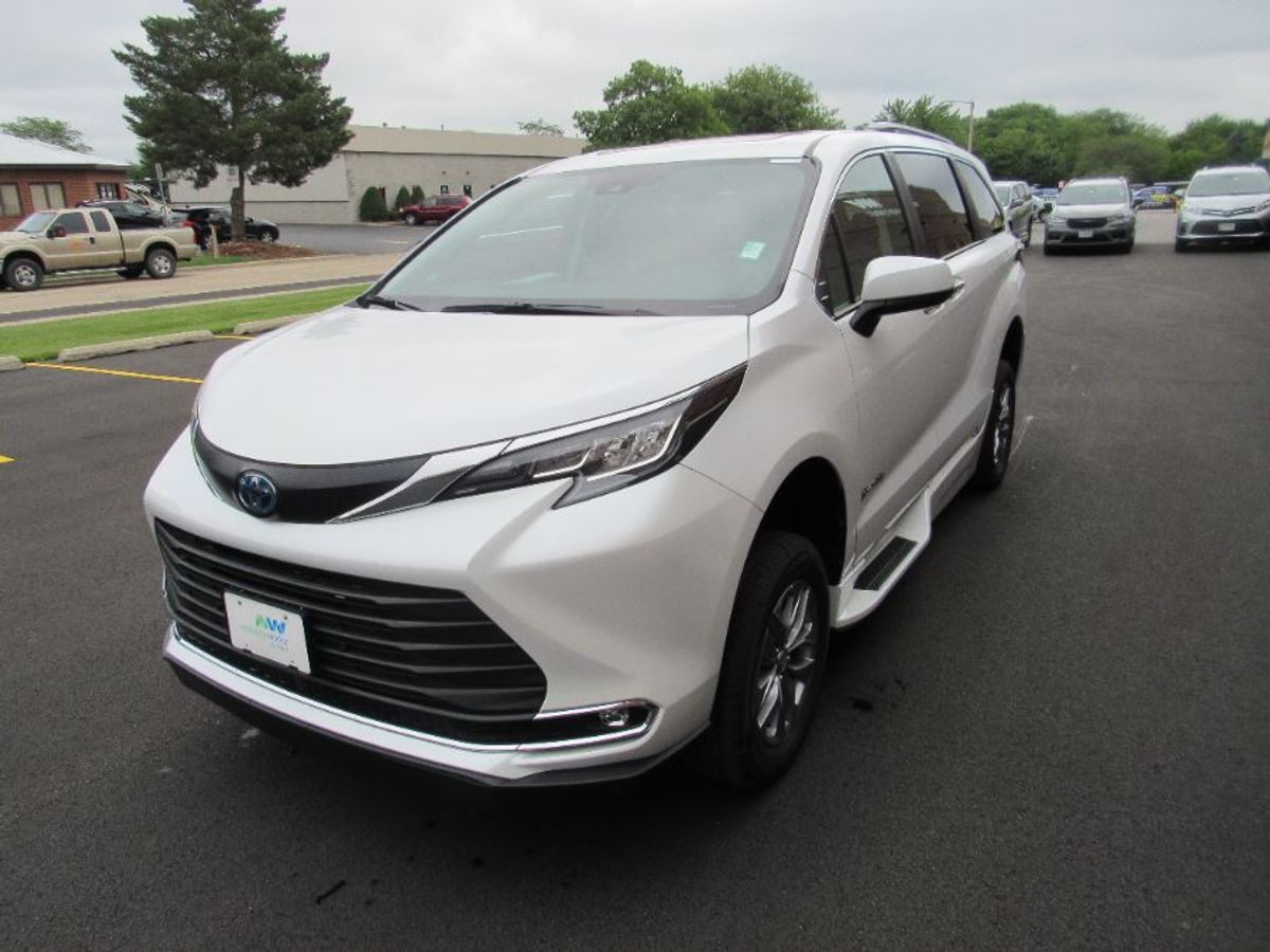 White Toyota Sienna image number 3