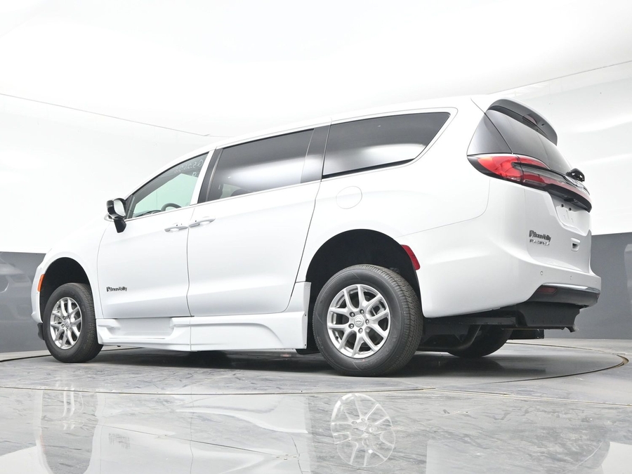 New 2026 Chrysler Pacifica Select Safety - BraunAbility Side Entry Entry Fold Out Automatic Ramp