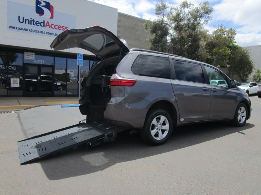 Used 2015 Toyota Sienna LE - FRE Rear Entry Entry Fold Out Manual Ramp