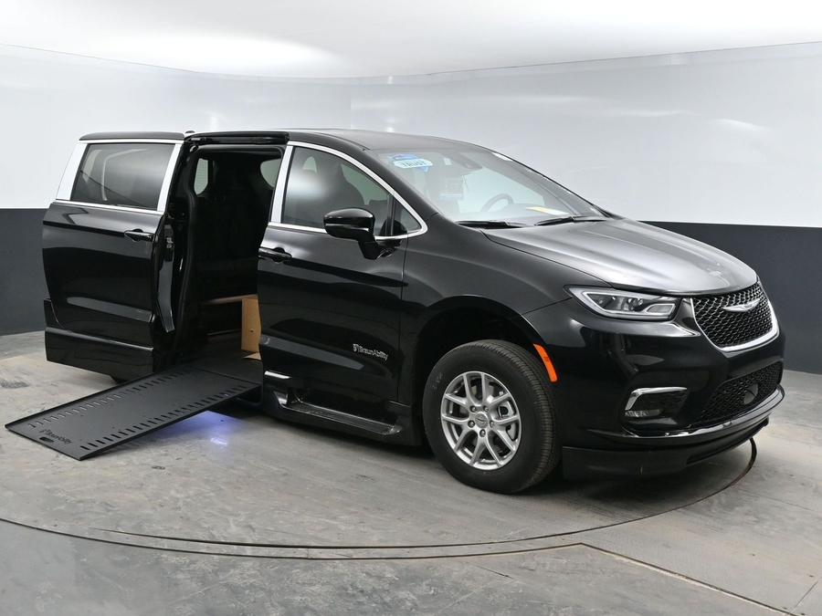 New 2025 Chrysler Pacifica Select Safety - BraunAbility Side Entry Entry In Floor Automatic Ramp