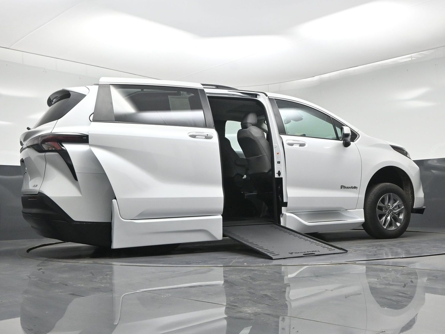New 2026 Toyota Sienna Hybrid XLE Add - BraunAbility Side Entry In Floor Automatic Ramp