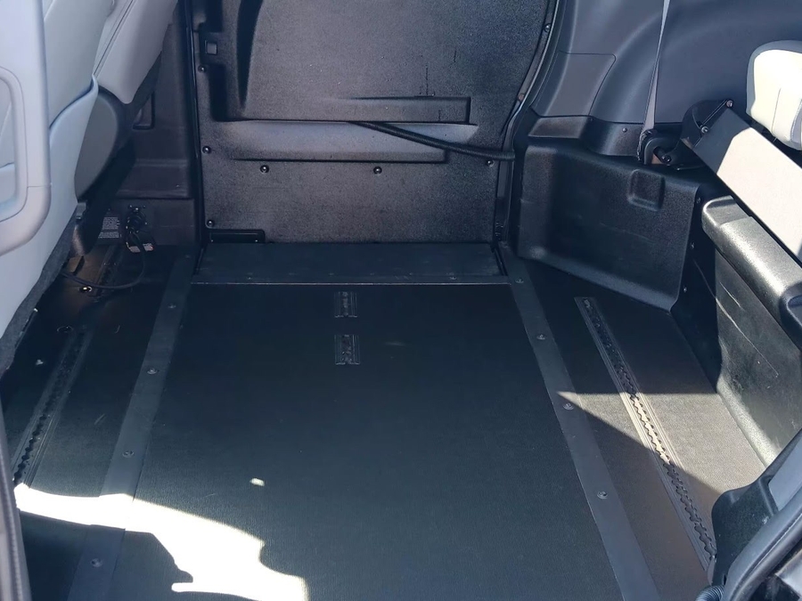 Blue Toyota Sienna image number 7