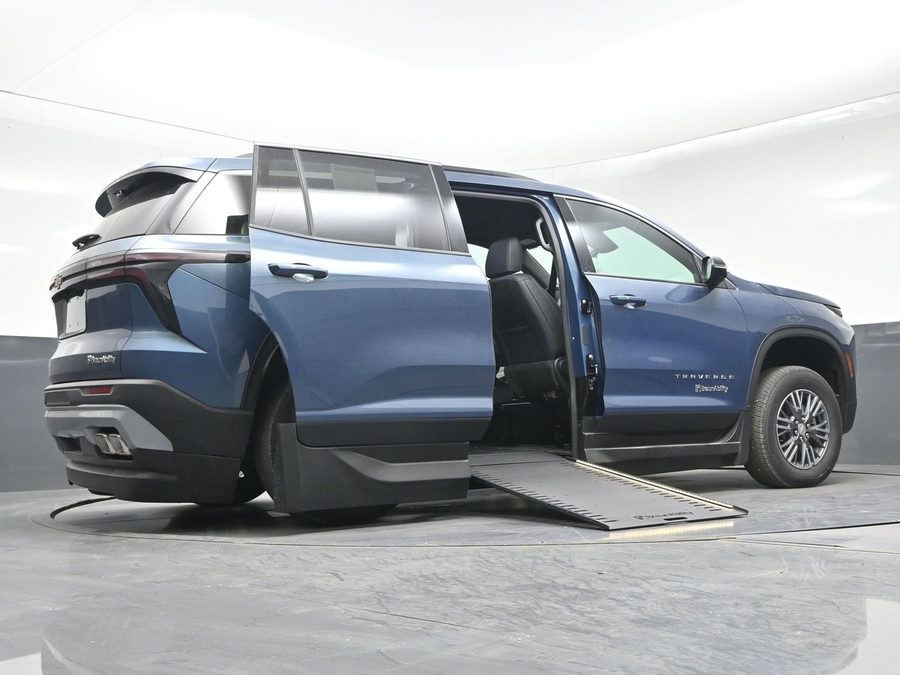 Blue Chevrolet Traverse image number 18