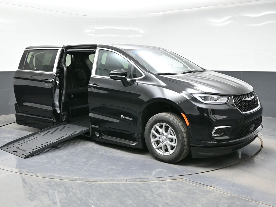Black Chrysler Pacifica image number 4