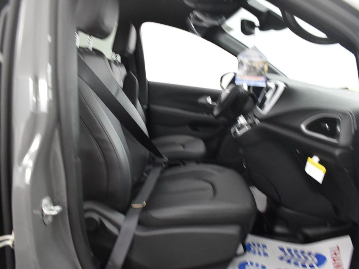 2025 CHRYSLER PACIFICA - Image 9