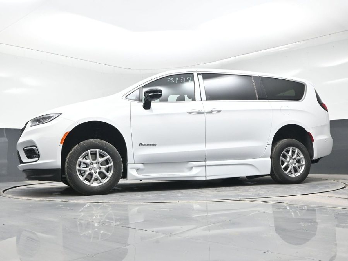 White Chrysler Pacifica image number 19