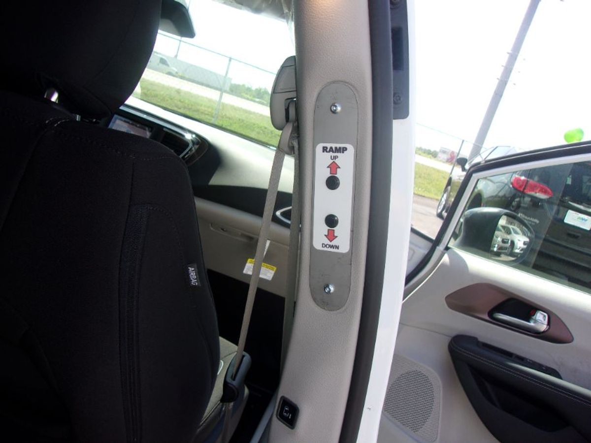 2024 CHRYSLER VOYAGER - Image 9