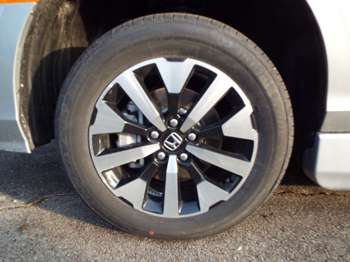 Silver Honda Odyssey image number 31