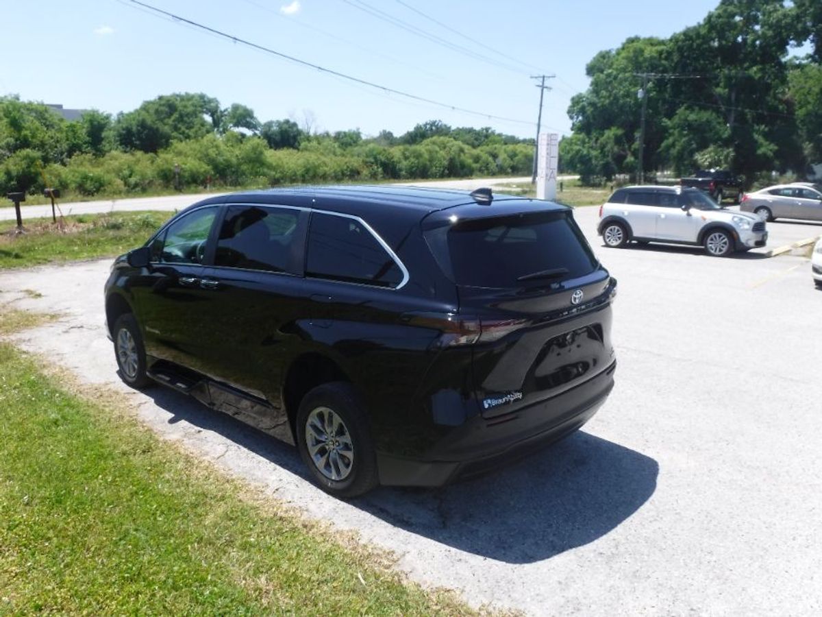 Black Toyota Sienna image number 5