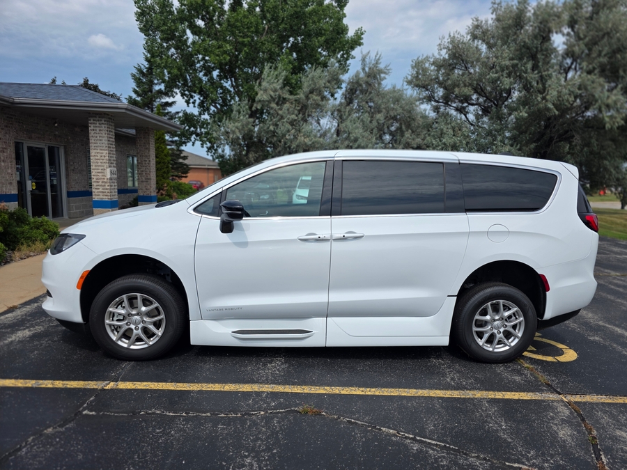 White Chrysler Voyager image number 3