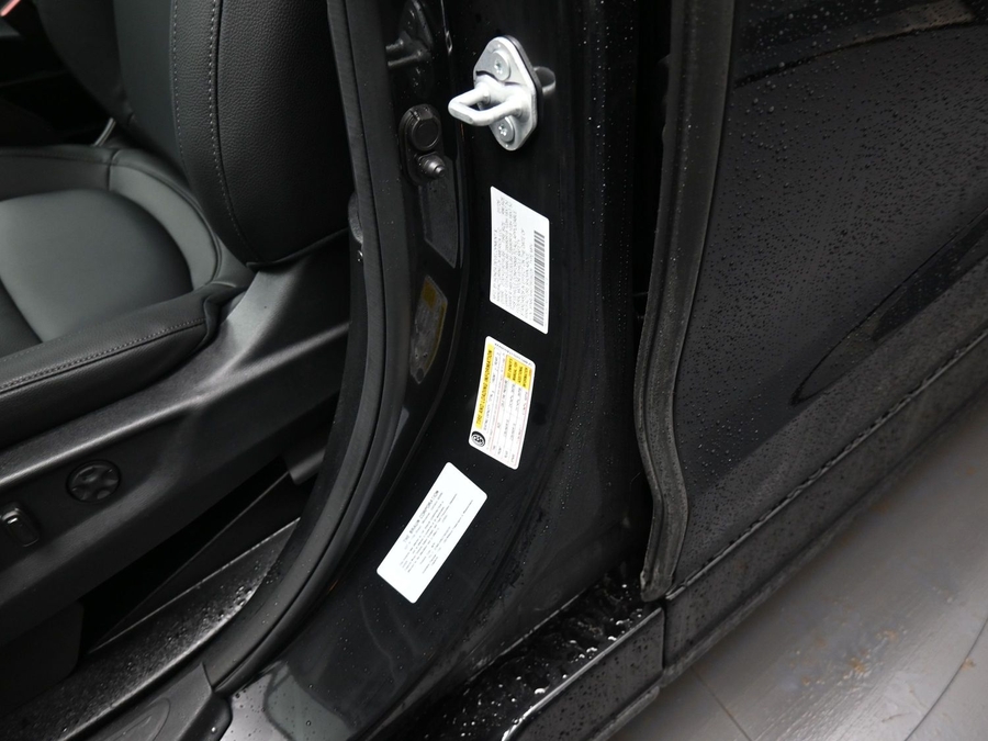 Black Honda Odyssey image number 13