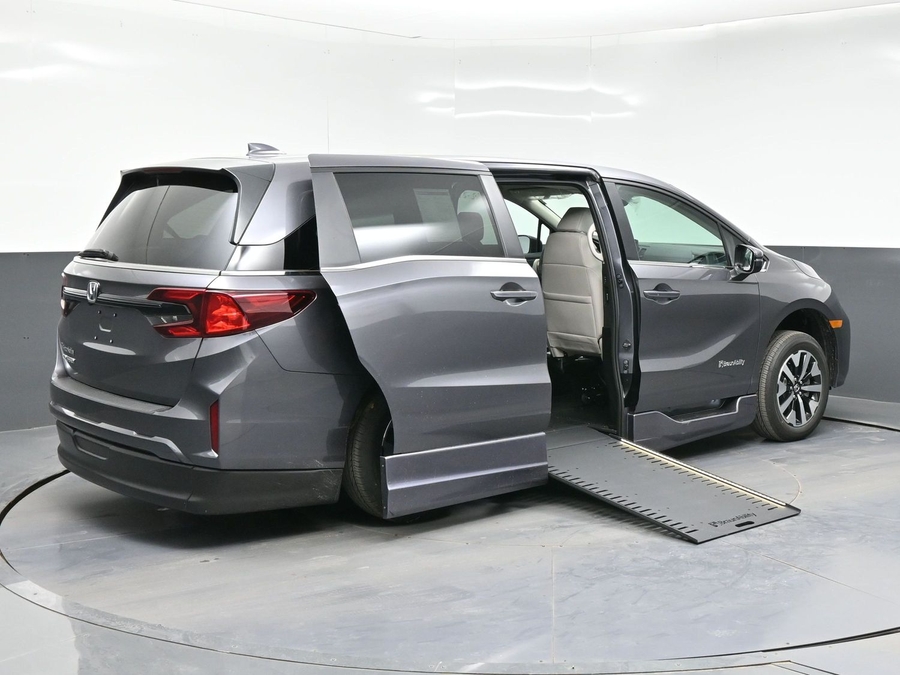 Grey Honda Odyssey image number 3