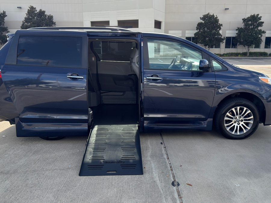 Used 2018 Toyota Sienna XLE Base - BraunAbility Side Entry Entry Fold Out Automatic Ramp