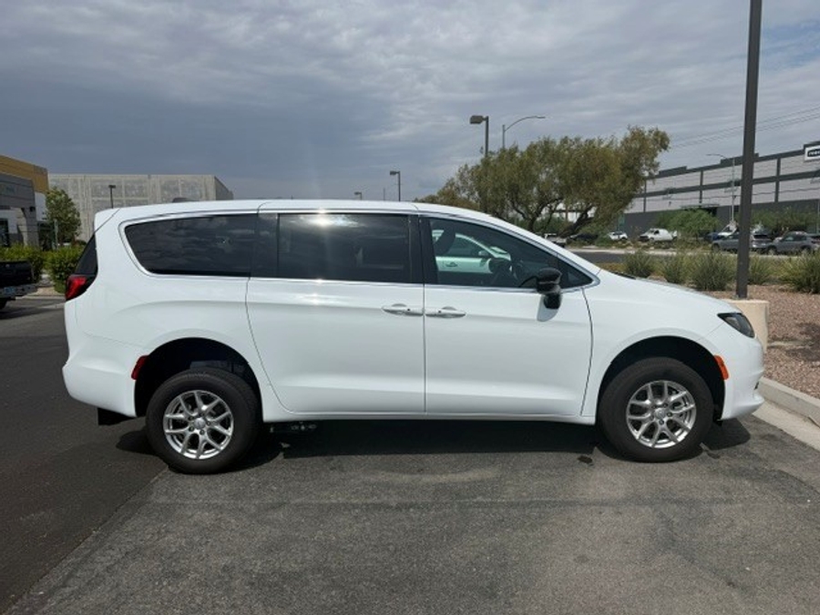 White Chrysler Voyager image number 5