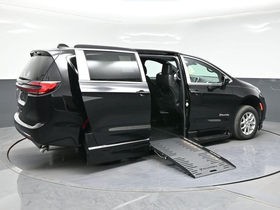 Black Chrysler Pacifica image number 6