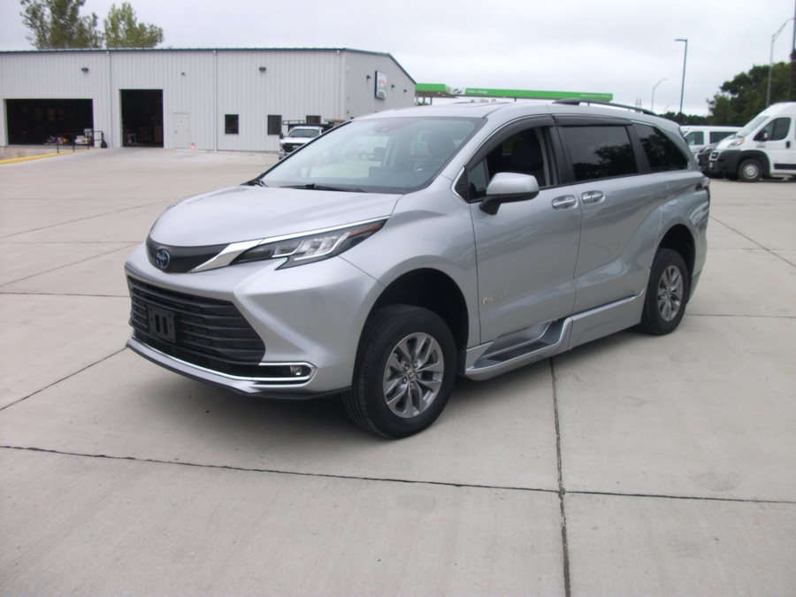 Used 2022 Toyota Sienna Hybrid XLE - BraunAbility Side Entry Fold Out Automatic Ramp