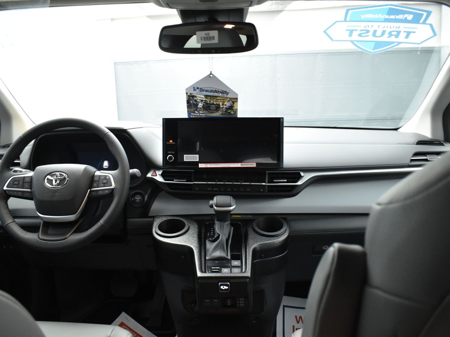 New 2026 Toyota Sienna Hybrid XLE Base - BraunAbility Side Entry Entry In Floor Automatic Ramp