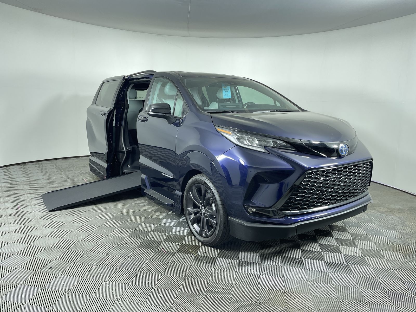 2025 Toyota Sienna FWD XSE Plus