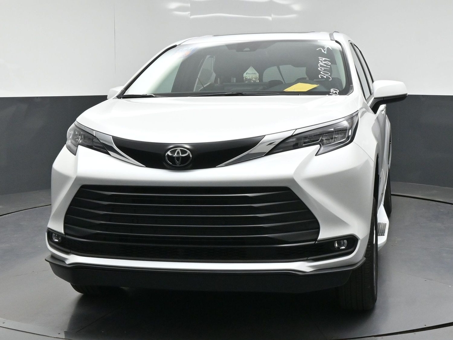 White Toyota Sienna image number 1