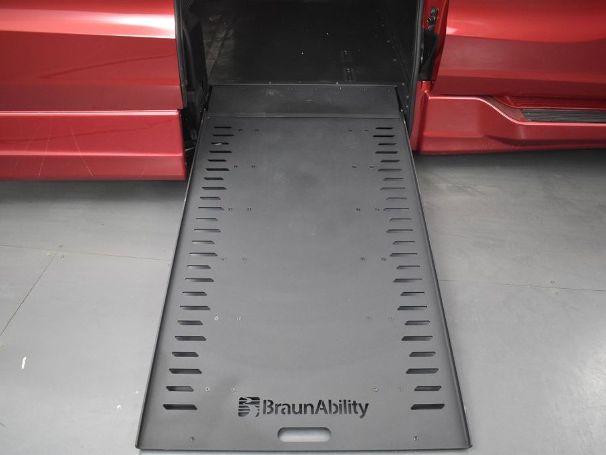 Red Honda Odyssey image number 10