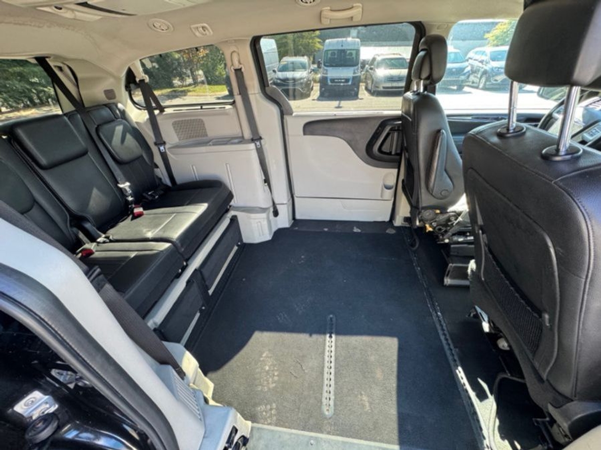 2012 CHRYSLER TOWN AND COUNTRY - Image 3