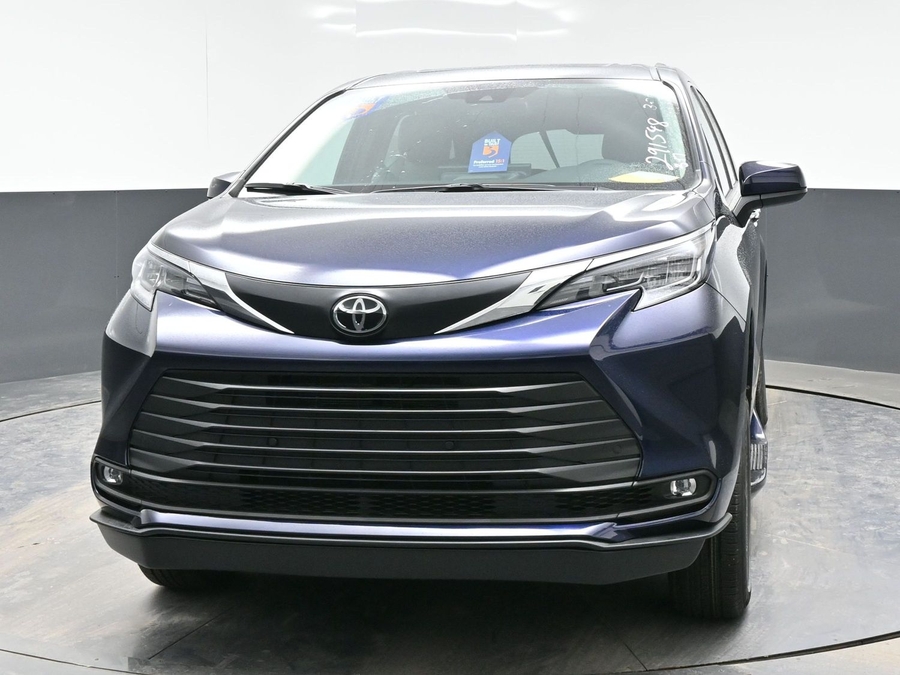 New 2026 Toyota Sienna Hybrid XLE Base - BraunAbility Side Entry In Floor Automatic Ramp