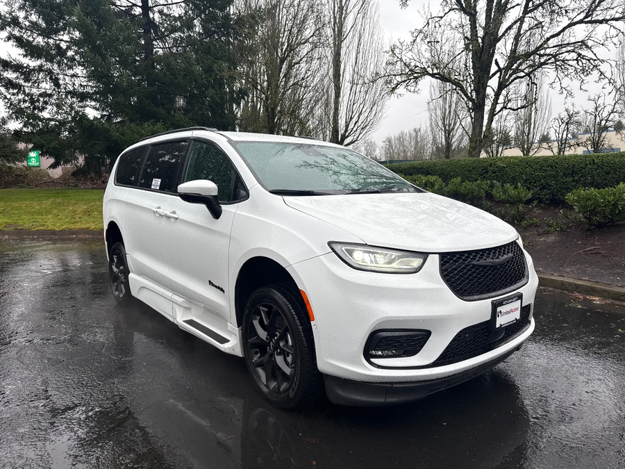 Used 2023 Chrysler Pacifica Touring L Sport - BraunAbility Side Entry Entry In Floor Automatic Ramp