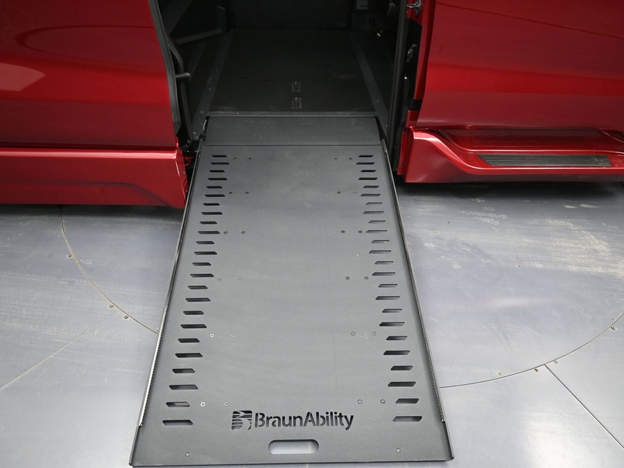New 2025 Toyota Sienna Hybrid XLE Plus - BraunAbility Side Entry Entry In Floor Automatic Ramp