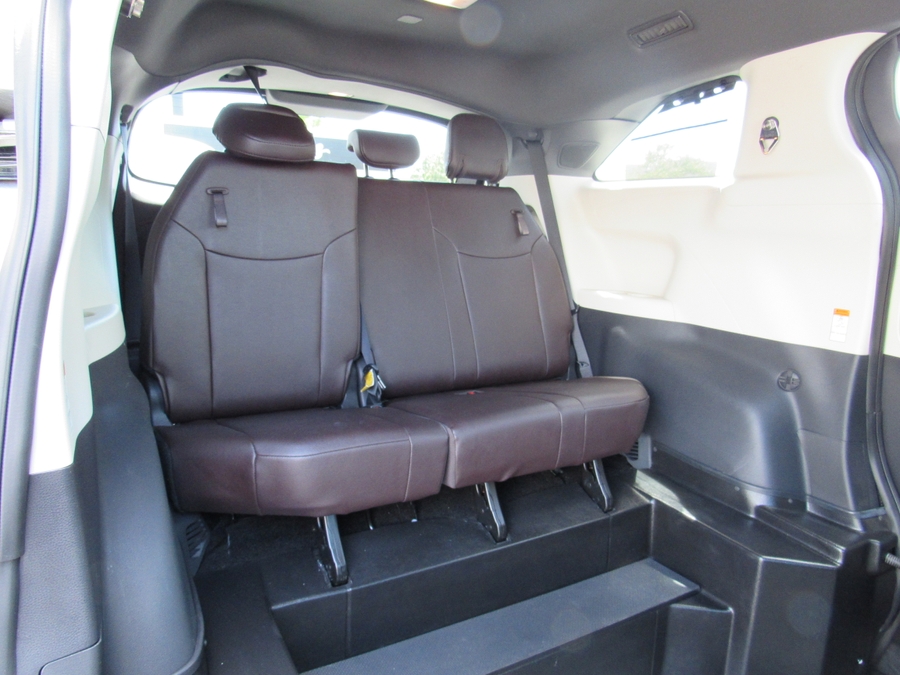 Silver Toyota Sienna image number 9