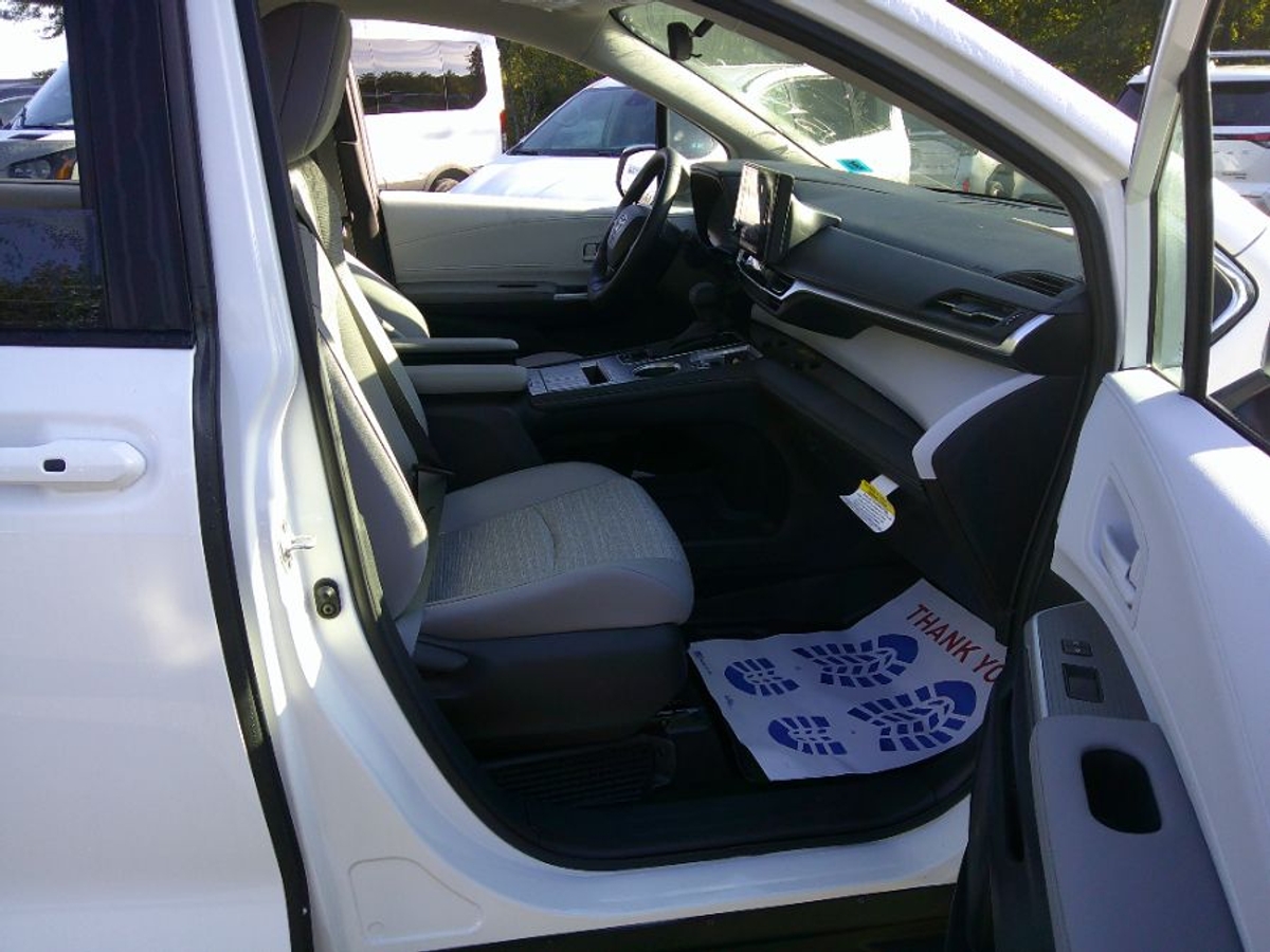 White Toyota Sienna image number 18