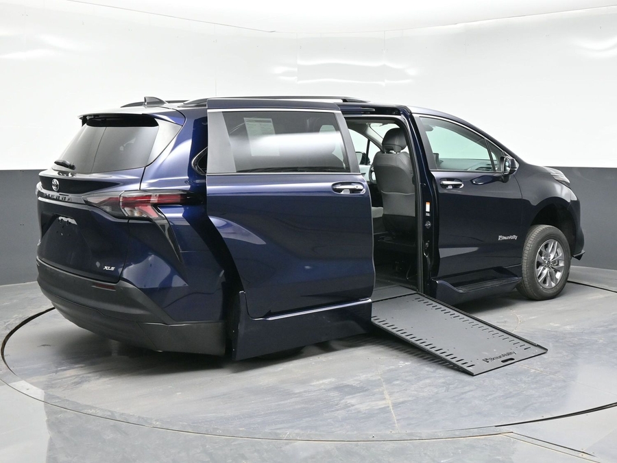New 2026 Toyota Sienna Hybrid XLE Add - BraunAbility Side Entry Entry In Floor Automatic Ramp