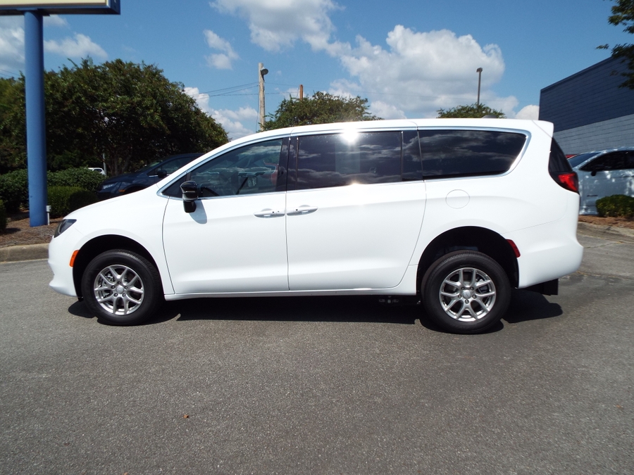 2027 Chrysler Voyager LX - Photo 8