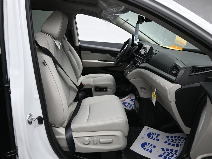 White Honda Odyssey image number 3