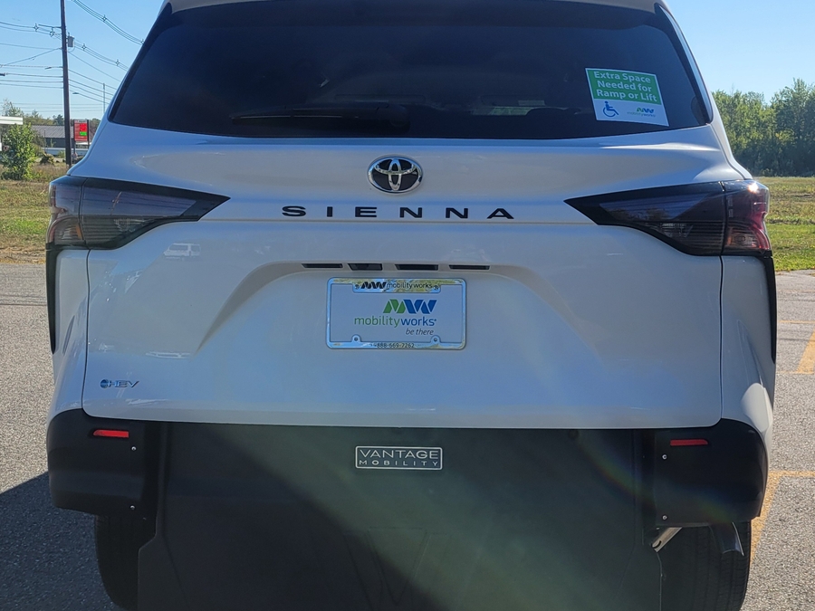 White Toyota Sienna image number 5