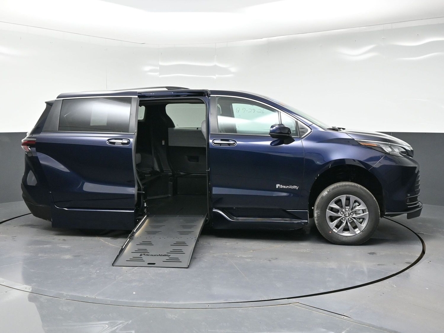 Blue Toyota Sienna image number 5