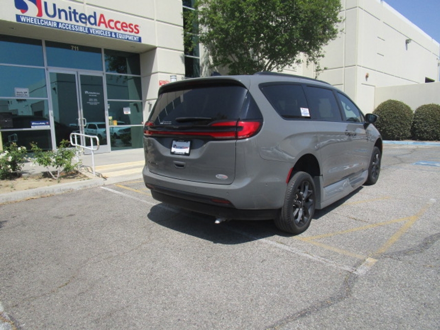 Used 2023 Chrysler Pacifica Touring L - VMI Side Entry Entry In Floor Automatic Ramp