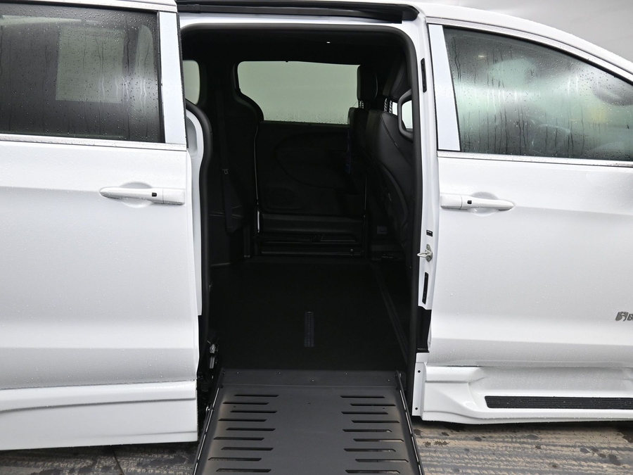 White Chrysler Pacifica image number 11