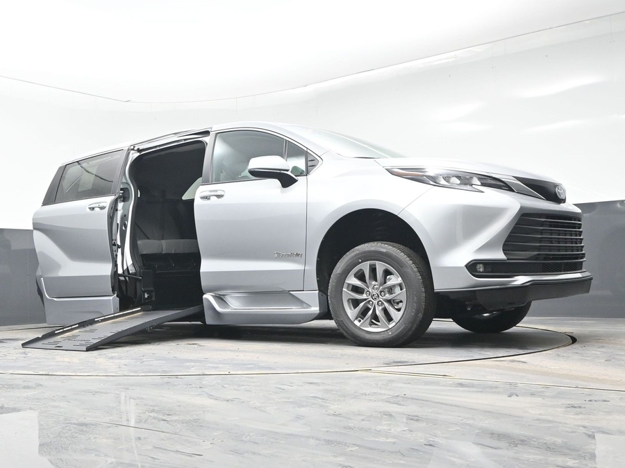 Silver Toyota Sienna image number 18