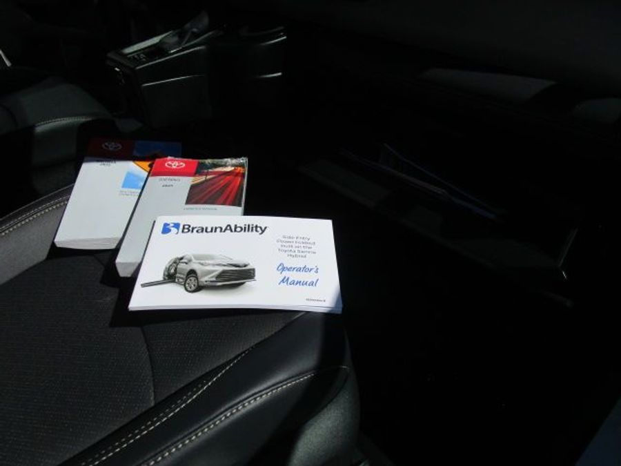 New 2025 Toyota Sienna Hybrid Platinum - BraunAbility Side Entry Entry Fold Out Automatic Ramp