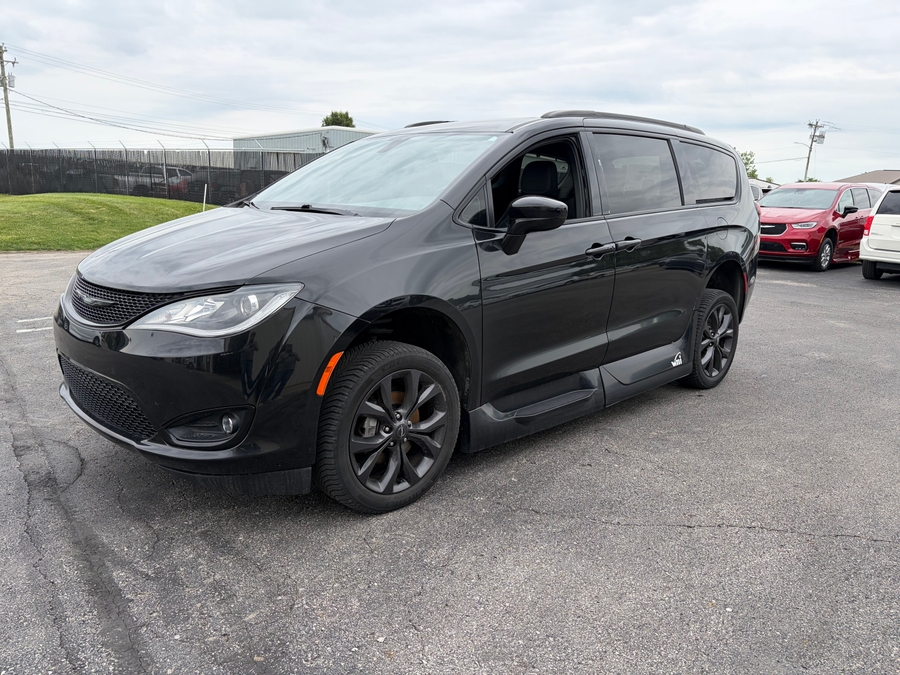 Black Chrysler Pacifica image number 1