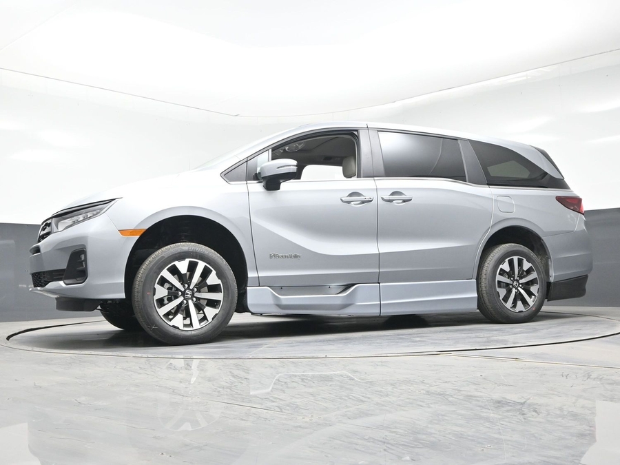 Silver Honda Odyssey image number 16