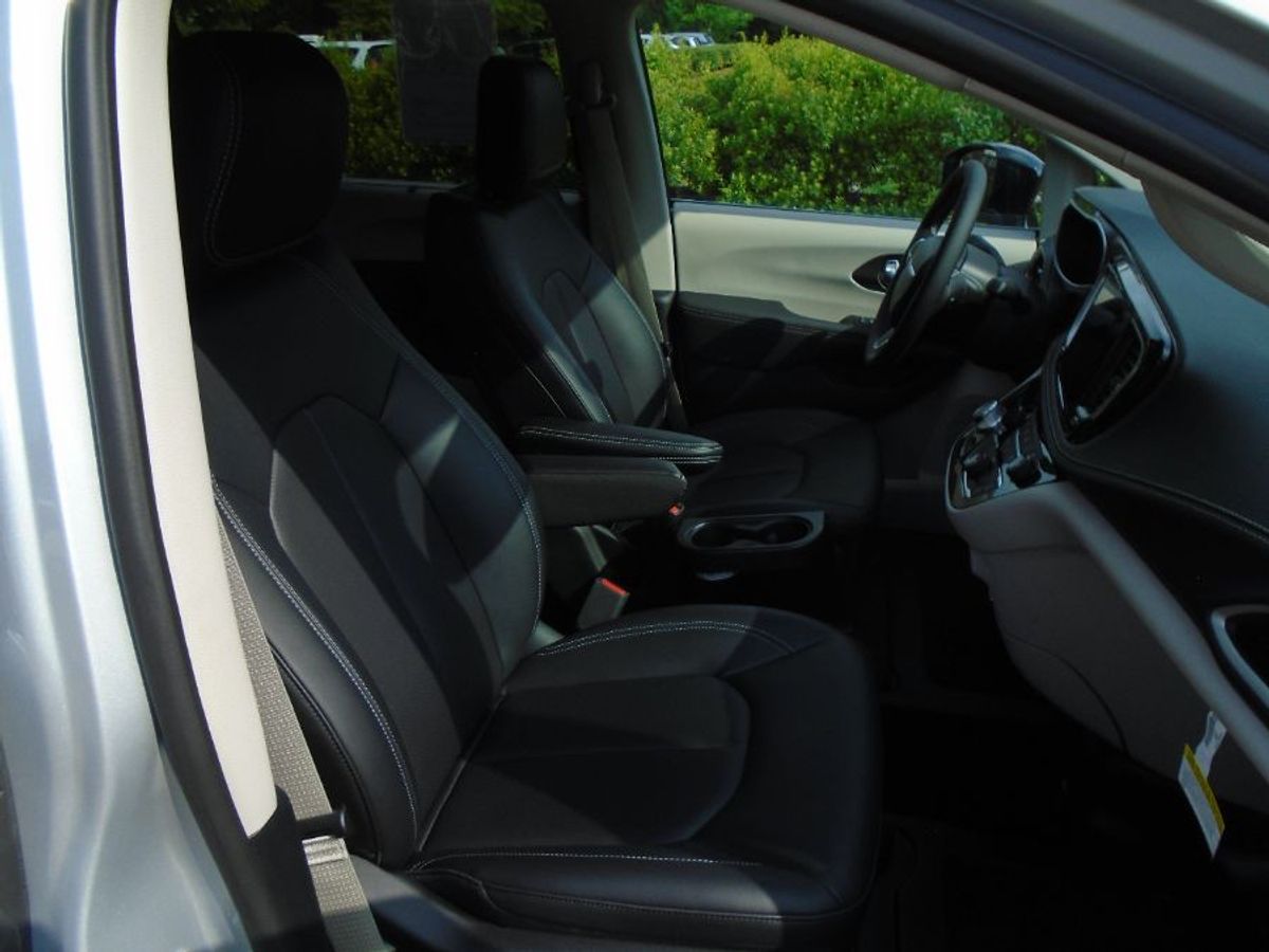 Silver Chrysler Pacifica image number 15